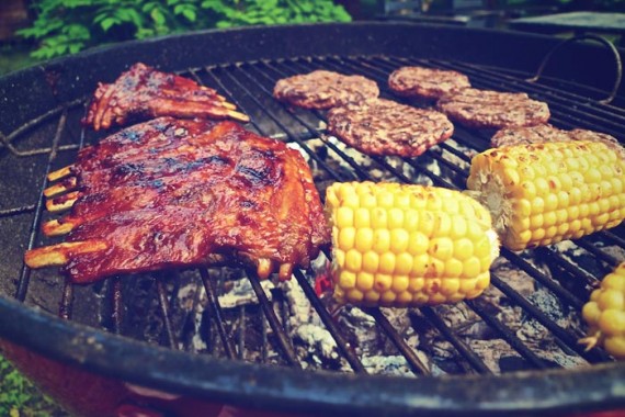 klotgrill med revben, hamburgare och majs