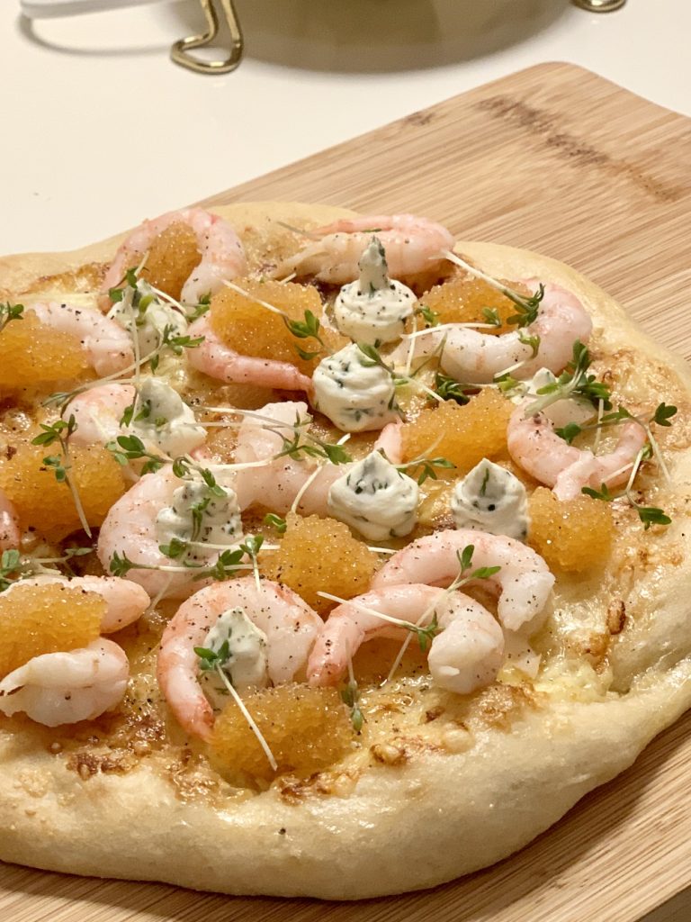 Hemmagjord pizza med räkor och jordgubbar